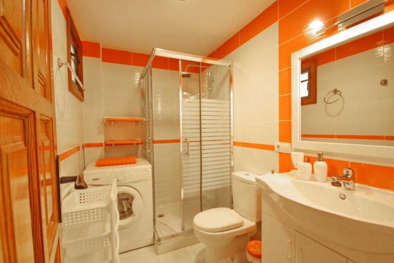 Two Bedroom Apartment In Beachfront Complex With Pool In Playa De Las Americas. Екстериор снимка